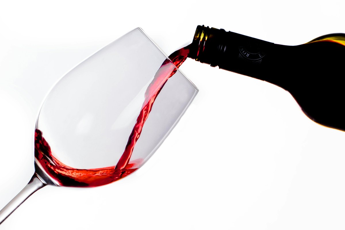 Wino czerwone nalewane do kieliszka